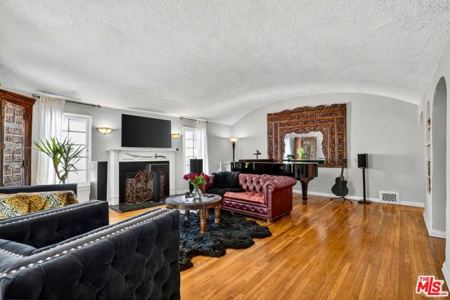 420 N Orange Drive, Los Angeles, CA 90036