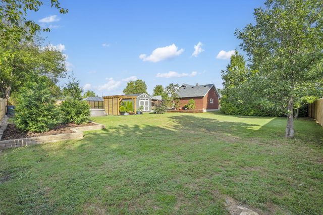 2112 W College Street, Springfield, MO 65806