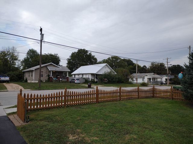 2112 W College Street, Springfield, MO 65806