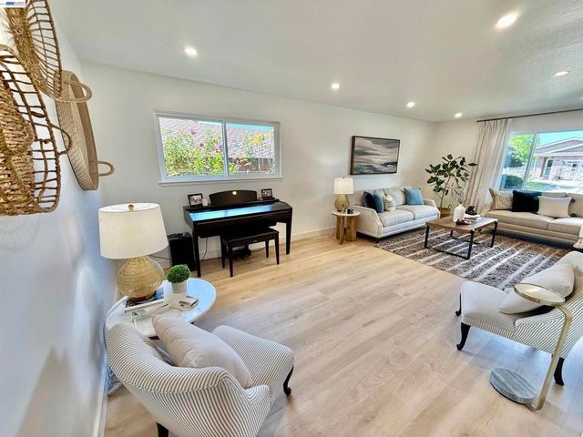 17880 Apricot Way, Castro Valley, CA 94546