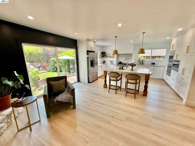 17880 Apricot Way, Castro Valley, CA 94546