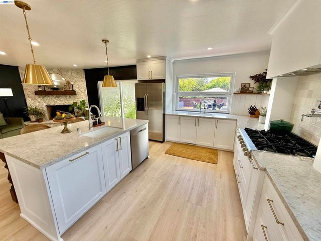 17880 Apricot Way, Castro Valley, CA 94546
