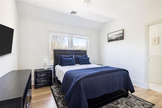 9 Jennifers Path, Quiogue, NY 11978