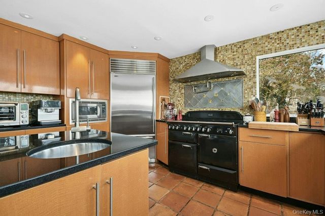 40 Idle Day Drive, Centerport, NY 11721