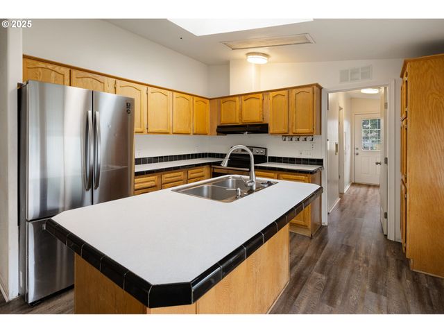 477 48TH St, Springfield, OR 97478