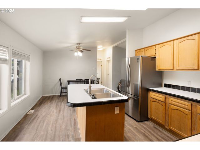 477 48TH St, Springfield, OR 97478