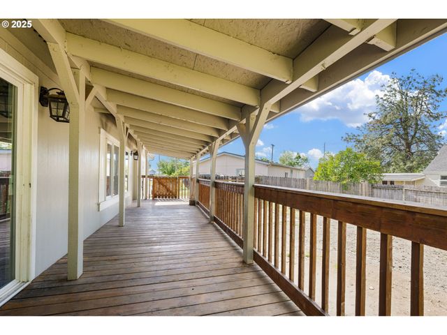 477 48TH St, Springfield, OR 97478