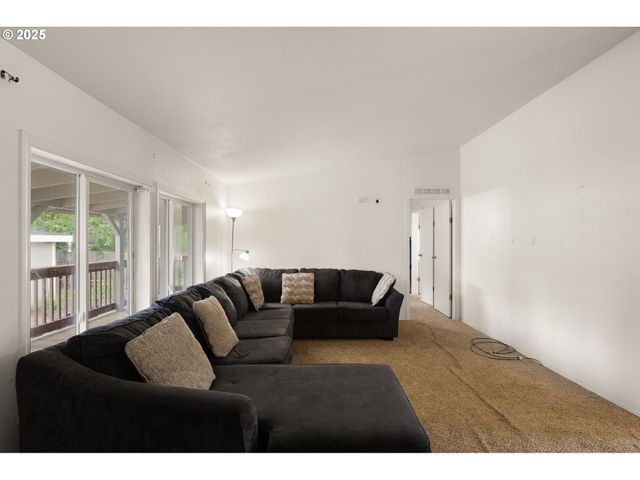 477 48TH St, Springfield, OR 97478