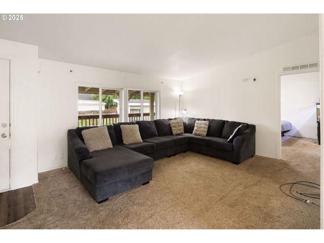 477 48TH St, Springfield, OR 97478