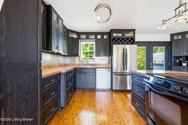 6302 Green Manor Dr, Louisville, KY 40228