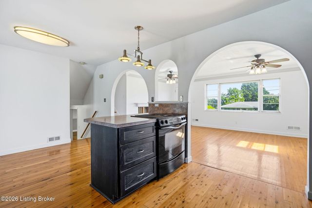 6302 Green Manor Dr, Louisville, KY 40228