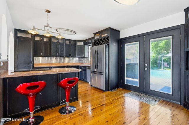 6302 Green Manor Dr, Louisville, KY 40228
