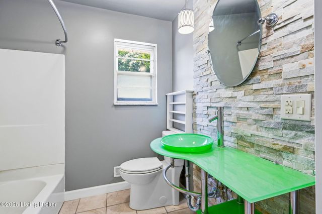 6302 Green Manor Dr, Louisville, KY 40228