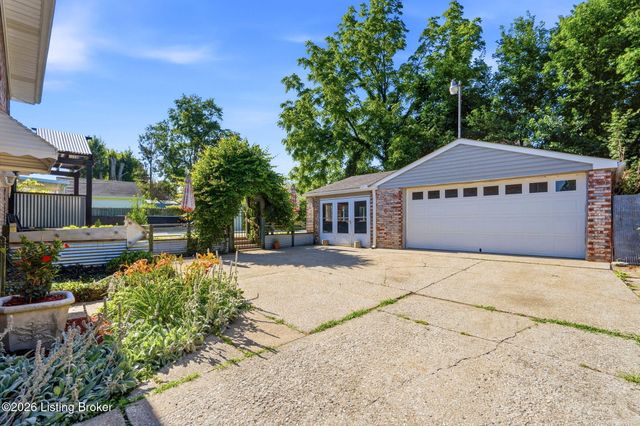 6302 Green Manor Dr, Louisville, KY 40228