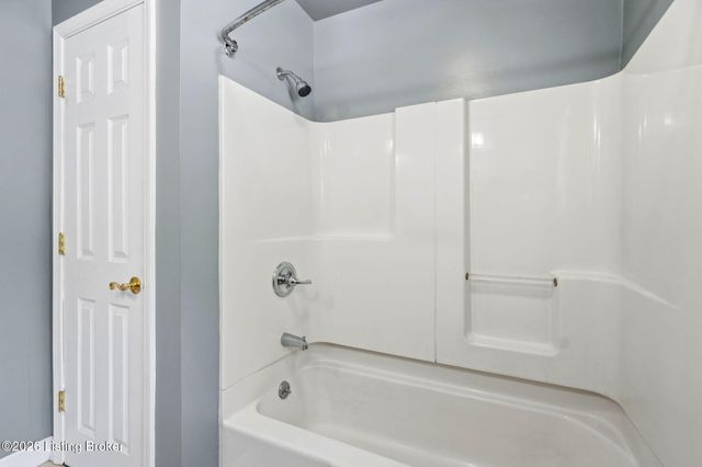 6302 Green Manor Dr, Louisville, KY 40228