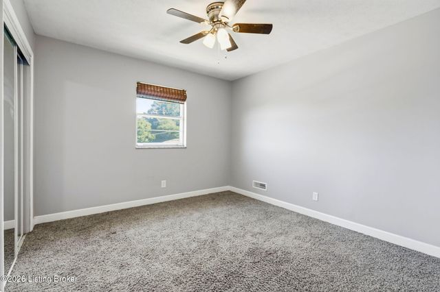 6302 Green Manor Dr, Louisville, KY 40228