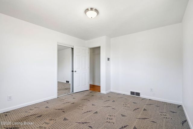 6302 Green Manor Dr, Louisville, KY 40228