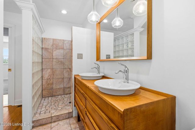 6302 Green Manor Dr, Louisville, KY 40228