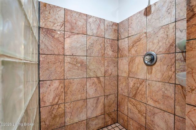 6302 Green Manor Dr, Louisville, KY 40228