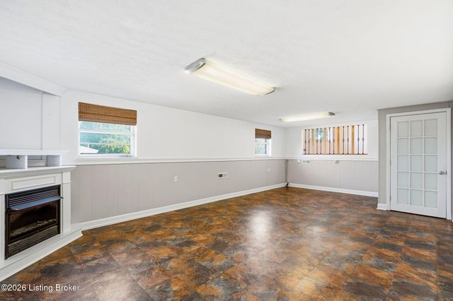 6302 Green Manor Dr, Louisville, KY 40228