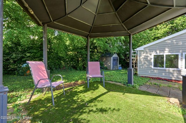 6302 Green Manor Dr, Louisville, KY 40228