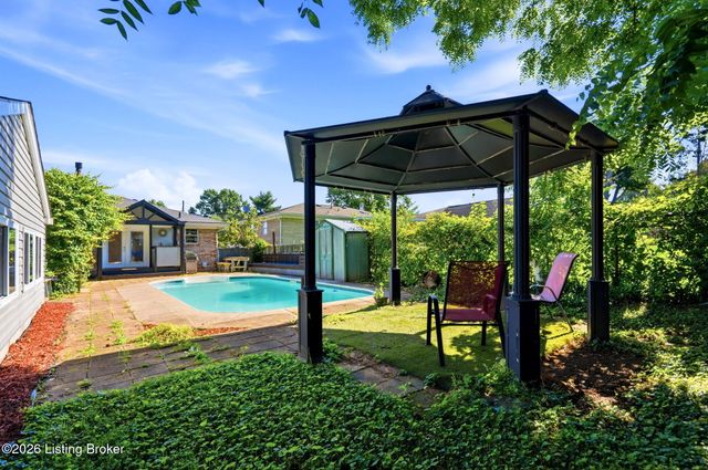 6302 Green Manor Dr, Louisville, KY 40228