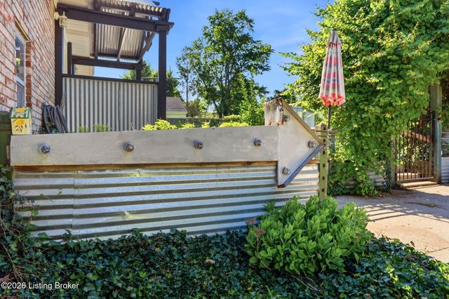 6302 Green Manor Dr, Louisville, KY 40228