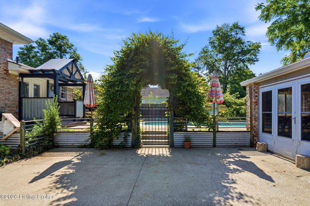 6302 Green Manor Dr, Louisville, KY 40228