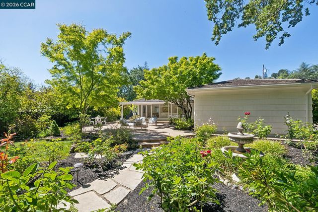 4 Crest Rd, Lafayette, CA 94549