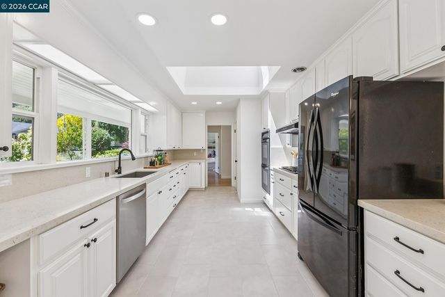 4 Crest Rd, Lafayette, CA 94549