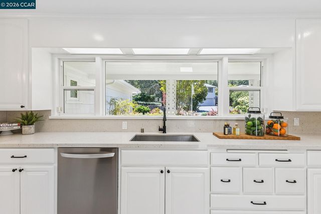 4 Crest Rd, Lafayette, CA 94549