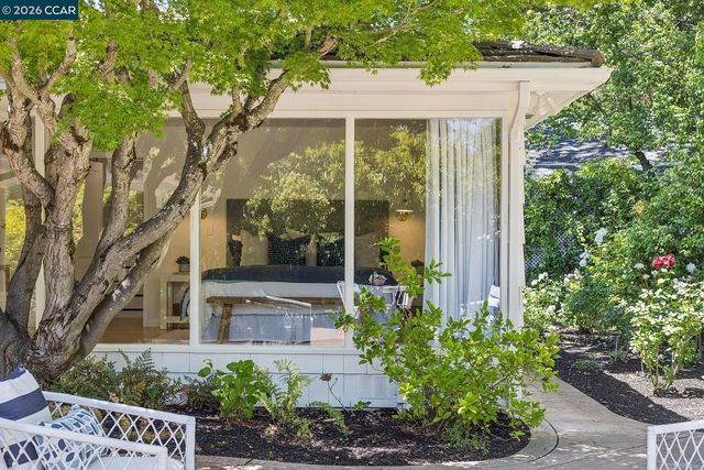 4 Crest Rd, Lafayette, CA 94549