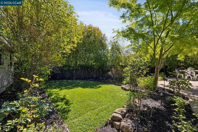 4 Crest Rd, Lafayette, CA 94549