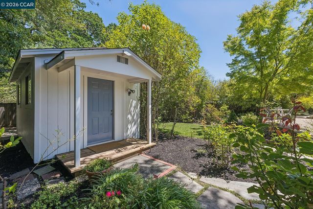 4 Crest Rd, Lafayette, CA 94549