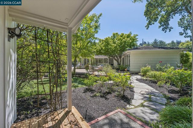 4 Crest Rd, Lafayette, CA 94549