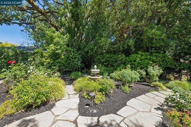 4 Crest Rd, Lafayette, CA 94549
