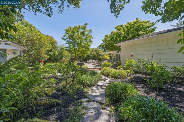 4 Crest Rd, Lafayette, CA 94549