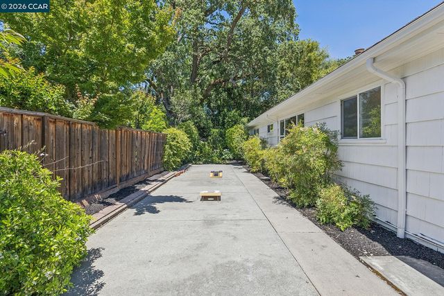 4 Crest Rd, Lafayette, CA 94549