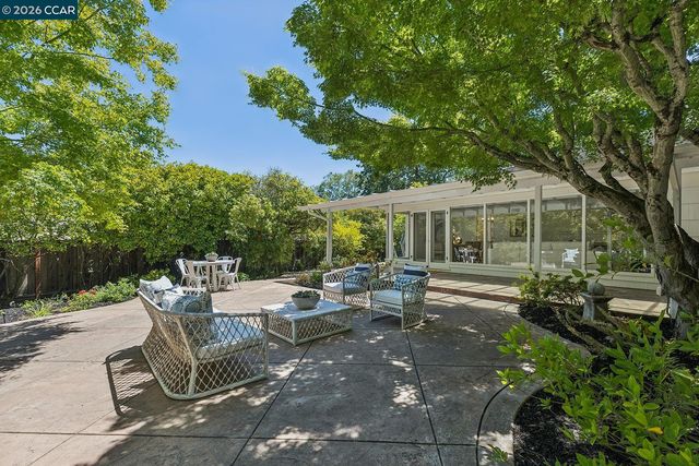 4 Crest Rd, Lafayette, CA 94549