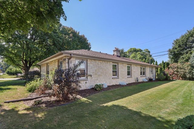 10710 W Auer AVENUE, Wauwatosa, WI 53222