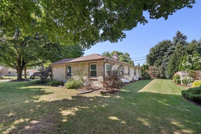 10710 W Auer AVENUE, Wauwatosa, WI 53222
