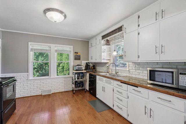 10710 W Auer AVENUE, Wauwatosa, WI 53222