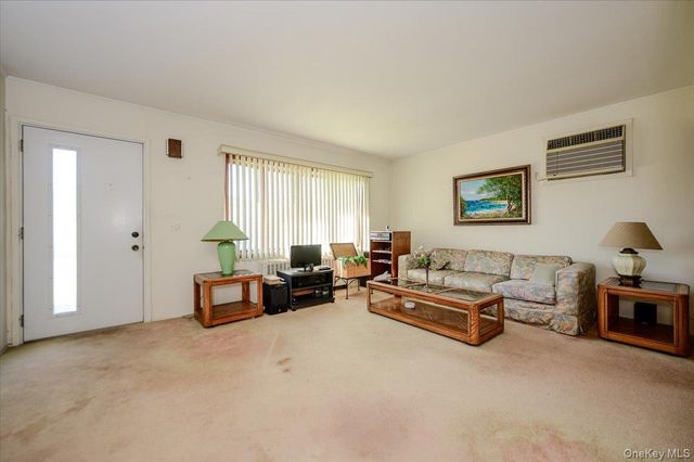 121 Pine Street, Massapequa Park, NY 11762
