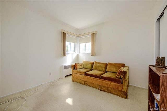 121 Pine Street, Massapequa Park, NY 11762