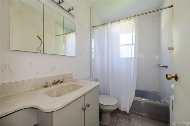 121 Pine Street, Massapequa Park, NY 11762