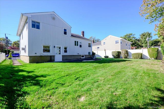 121 Pine Street, Massapequa Park, NY 11762