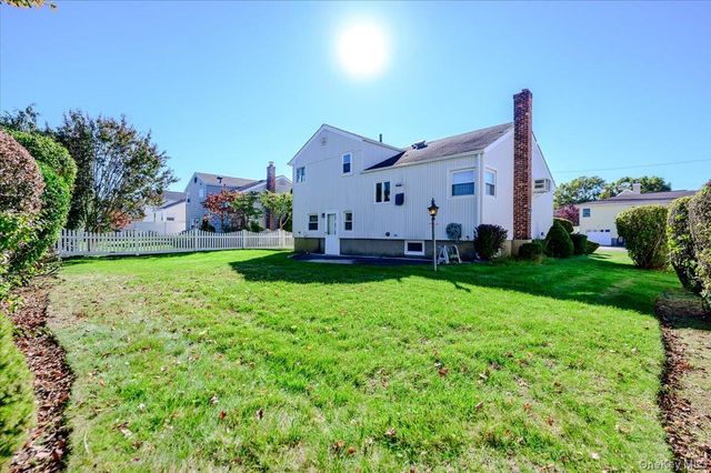 121 Pine Street, Massapequa Park, NY 11762
