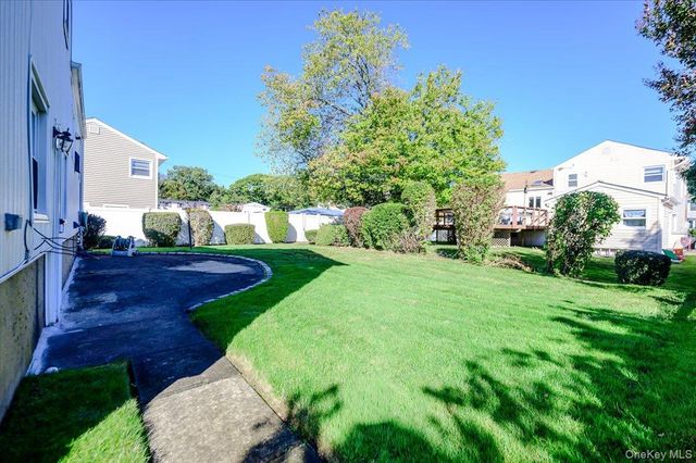121 Pine Street, Massapequa Park, NY 11762