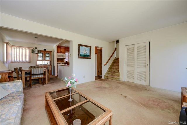 121 Pine Street, Massapequa Park, NY 11762