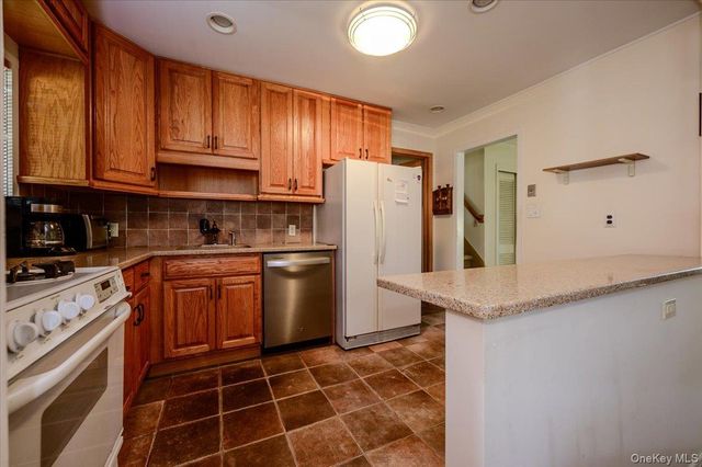 121 Pine Street, Massapequa Park, NY 11762